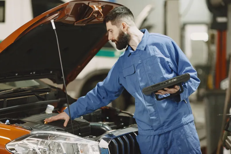 Mon moteur me parle : apprendre à lire les signaux d'alerte sur sa voiture française avant que ça tourne mal