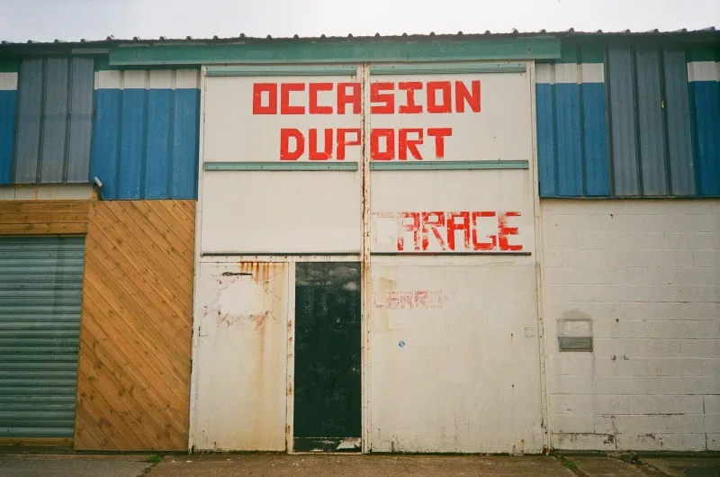 Quand le petit garage ferme ses portes, c'est un peu de nous qui part avec lui