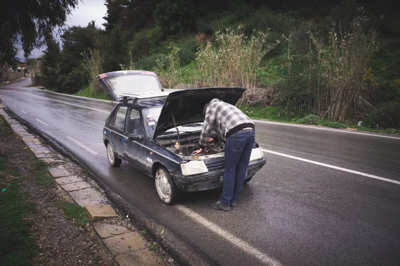 Quand votre vieille française vous plante là : survivre à la panne en bord de route sans paniquer
